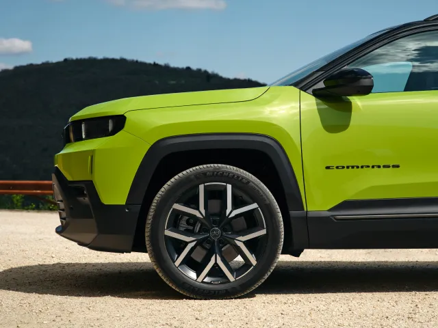 nuova jeep compass elettrica ibrida cerchi