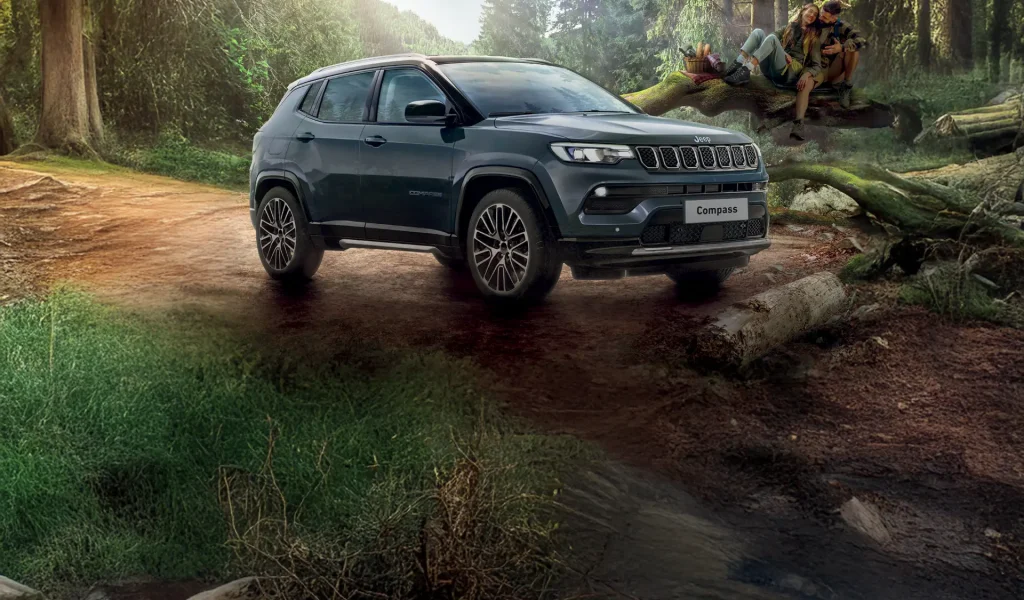jeep compass grigio scuro in mezzo ad un bosco
