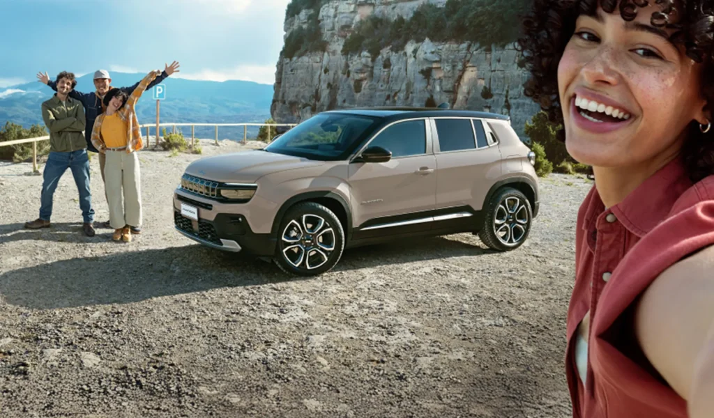 Famiglia felice con Jeep Avenger e-hybrid